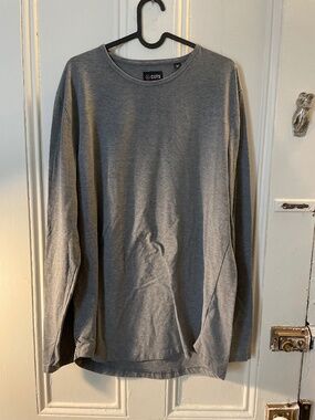 Cuts clothing curved hem long sleeve tshirt